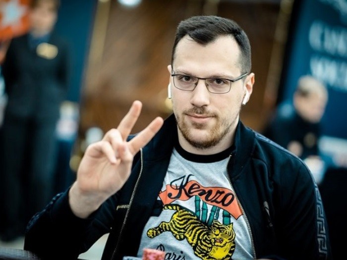 Артур Мартиросян дважды обыграл "hello_totti" в хедз-апе турниров High Roller Club