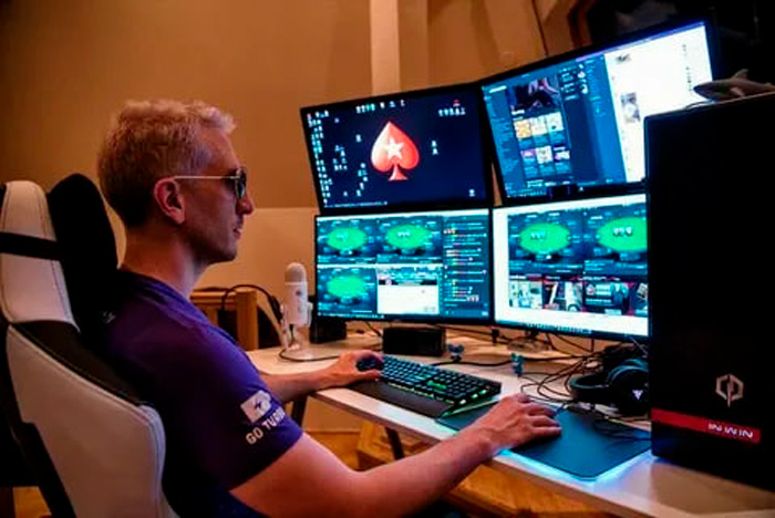 Игрок анализирует раздачу