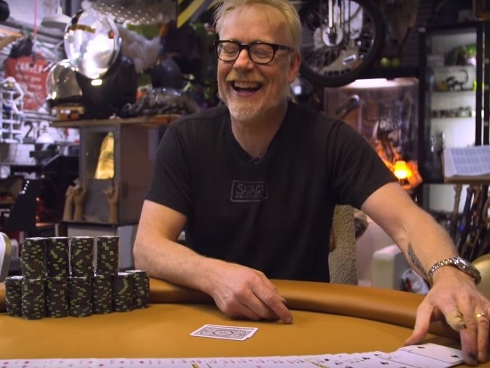 Адам Сэвидж воссоздал покерный стол из фильма «Шулера»