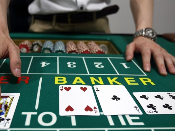 Дилер баккары получил 18-месячный срок за обман казино на $1,000,000