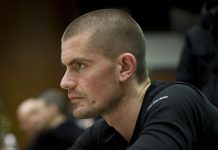 Гас Хансен играл в покер в своем гостиничном номере