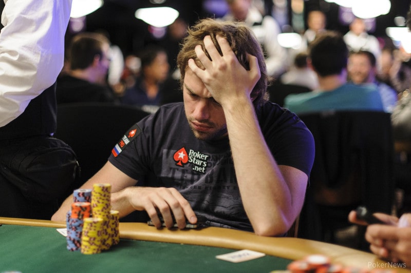 Иван Демидов на WSOP. Обдумывает сложное решение =)