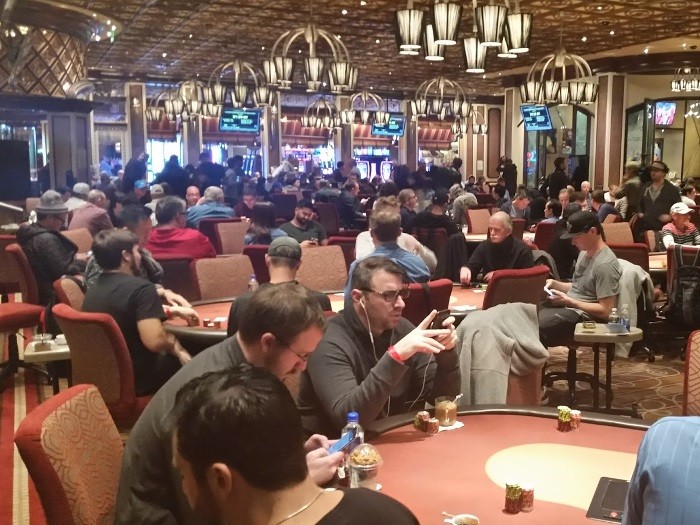 Казино Лас-Вегаса возобновят работу с новым правилом — не более 4 игроков за покерным столом