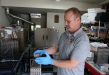 Основатель компании по очистке фишек Клэй Дюбуа: "Реальной угрозой здоровью дилера и игрока является не COVID-19"