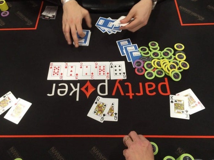 Partypoker добавил в лобби приватные кэш-столы для казино Dusk Till Down и Playground Poker Club