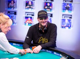 Phil-Hellmuth-Wins-15th-Career-Bracelet