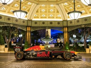 Болид Формулы 1 проехался по покер-руму в казино Wynn