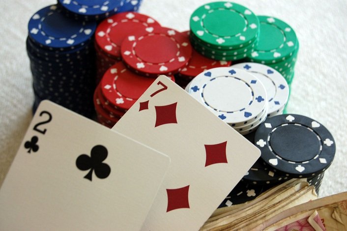 Лузовая игра в покере – особенности спектра рук, недостатки и преимущества