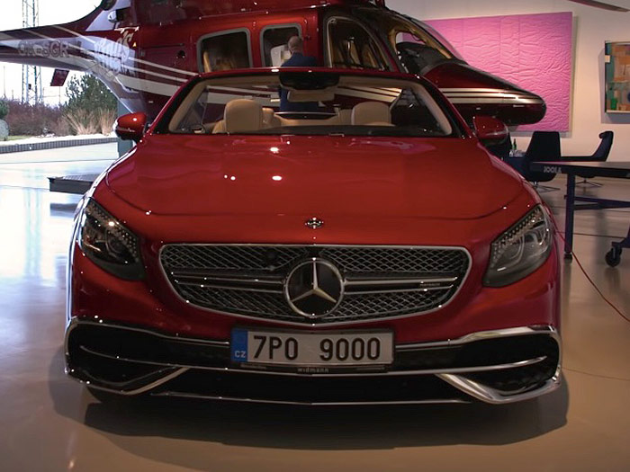 Дюжина спорткаров и вертолет в гараже — французский регуляр показал дом Леона Цукерника