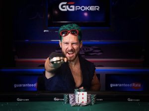 Первый браслет Кейтса, отложенный матч Билзеряна и лидерство россиянина в Main Event — последние новости с Вегаса