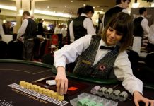 Перемешивай и сдавай: как обучаются покерные дилеры