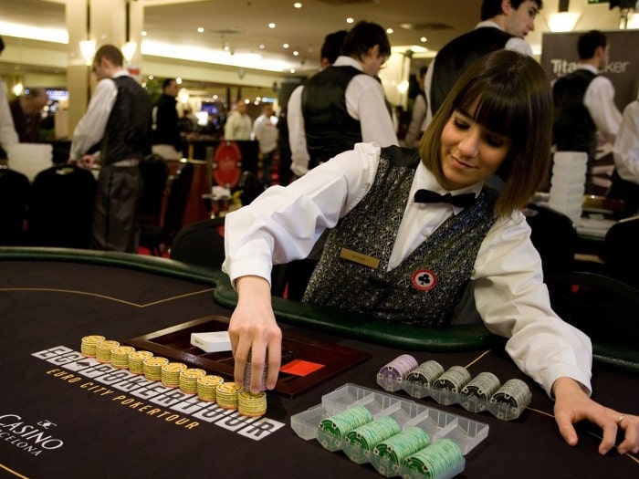 Перемешивай и сдавай: как обучаются покерные дилеры
