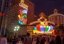 Играть в масках и проверять температуру: казино Макао возобновляют работу