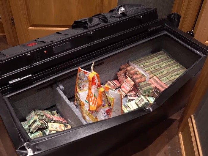 Алкоголь на $1,500,000 и 11 единиц оружия: канадская полиция обыскала подпольное казино (видео рейда)