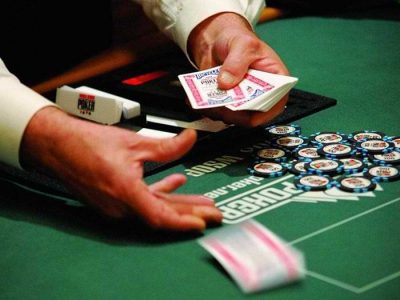 Все про дилера в покере: его функции и особенности профессии
