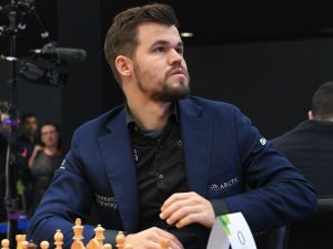 Магнус Карлсен появился на покерном турнире и финишировал в топ-25