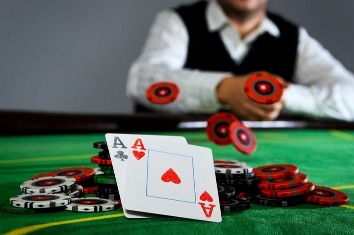 Где сыграть в онлайн покер бесплатно — на бездеп, условные фишки, во фрироллах