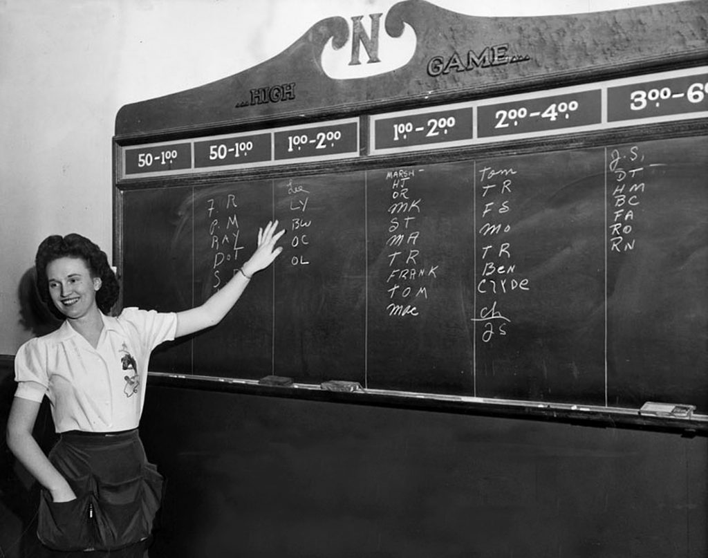 Фото 1946 года. На нем запечатлен первый "Wait List". Игроки подходили и мелом писали свое имя в столбце с интересующим их лимитом